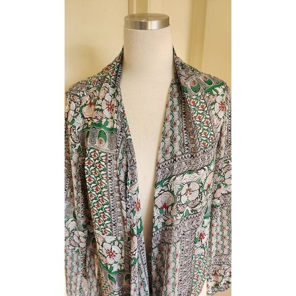 Aakaa Floral/ Boho Print Twist Front Blouse - Picture 2 of 8